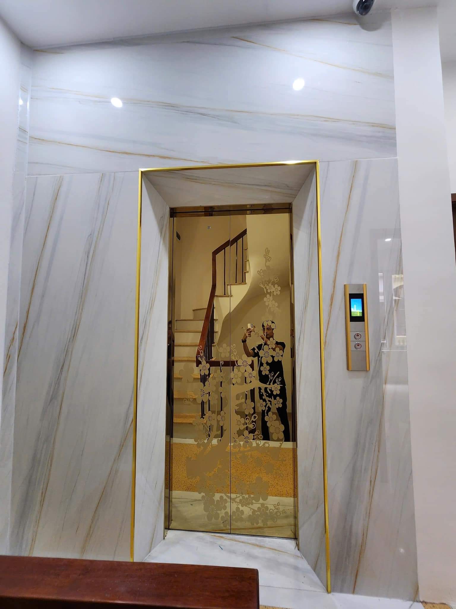 Cho thuê nhà mới, lô góc, thang máy,vỉa hè, 111m2- 4T, Hoàng Cầu_44 Tr - Ảnh chính